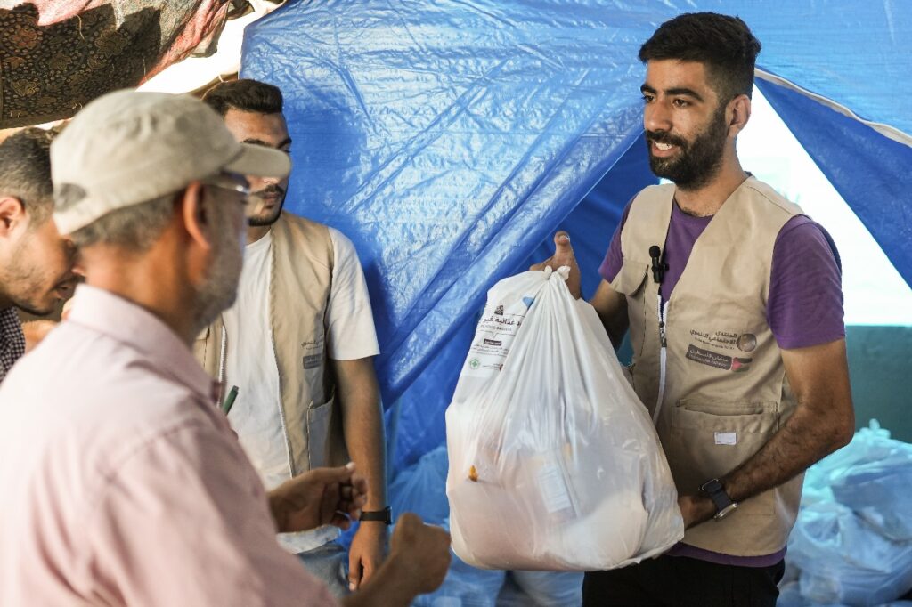 In partnership with the Norwegian People’s Aid (NPA), SDF Distribute Food Parcels in the Middle Area of the Gaza Strip